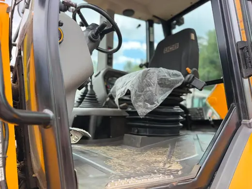 2016 backhoe loader listing photo 7